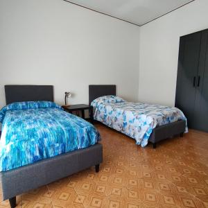 2 camas en una habitación con 2 camas sidx sidx sidx en Cantelli Antonelli, en Novara