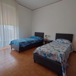 1 dormitorio con 2 camas y ventana en Cantelli Antonelli, en Novara