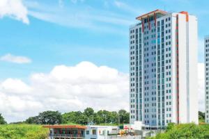 un edificio alto y blanco con rayas rojas y blancas en Charming Retreat Heredia: Your Home Away from Home, en Heredia