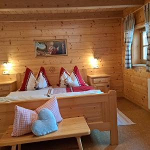 a bedroom with a bed in a log cabin at Ferienwohnung Familie Sigl - Rotlechner in Sankt Peter am Kammersberg