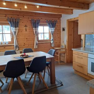 eine Küche und ein Esszimmer mit einem Tisch und Stühlen in der Unterkunft Ferienwohnung Familie Sigl - Rotlechner in Sankt Peter am Kammersberg