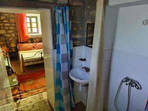a bathroom with a sink and a shower at Kasbah Imini Restaurant & Hotel in Taourirt