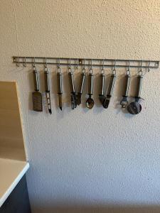 uma fila de utensílios de cozinha pendurados numa parede em Wohnung in Sankt Englmar Nr 512 em Sankt Englmar