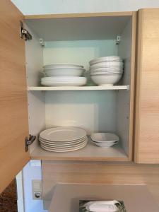 um armário com pratos e tigelas em Wohnung in Sankt Englmar Nr 512 em Sankt Englmar