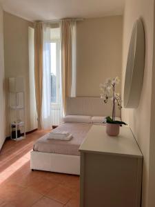 una camera con letto e tavolo con specchio di Il Vicoletto nel centro storico di Frascati a Frascati