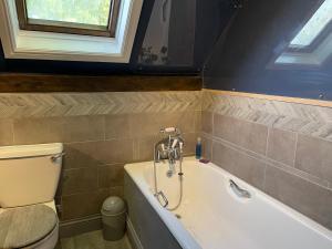 łazienka z wanną i toaletą w obiekcie Stylish 2-bed cottage with secure parking w mieście Winforton