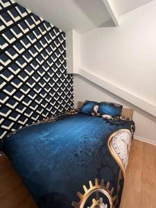 um quarto com uma cama azul com almofadas azuis em Le Noé : hyper centre d’Epernay em Épernay