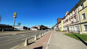 an empty street with a row of barriers on the sidewalk at Przytulny elegancki APARTAMENT przy dworcu in Elblag