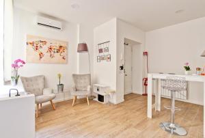 sala de estar con 2 sillas y mesa en Prati Sweet Home, en Roma