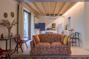 - un salon avec un canapé et une table dans l'établissement Dependance In Riva al Lago Piano Terra, à Marone