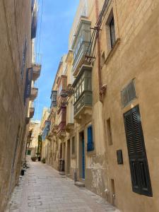 an alley in an old city with buildings at Birgu No 25 apartment 2 in Birgu