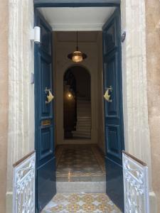 um corredor com uma porta azul num edifício em Birgu No 25 apartment 2 em Birgu