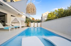 uma piscina no quintal de uma casa em Adriatic Paradise Villa em Vodice