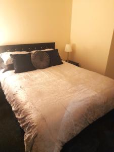 Postel nebo postele na pokoji v ubytování Kirkcudbright Holiday Apartments - Apartment D