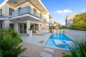 uma villa com uma piscina e uma casa em Adriatic Paradise Villa em Vodice