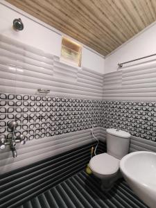 Ένα μπάνιο στο Lovely Home Stay Munnar