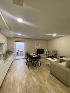 una sala de estar con un sofá y una mesa en Apartamentos Albeniz, en Algeciras