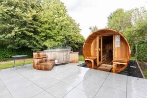 a hot tub and a sauna in a garden at Superbe et chaleureux gîte familial in Beauraing