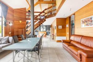 Posezení v ubytování Superbe et chaleureux gîte familial