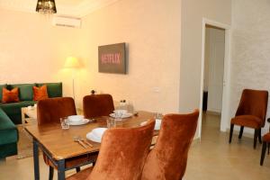 a dining room with a table and chairs at Magnifique Appartement Marrakech - 2 Chambre 2 Salle de Bains in Marrakech
