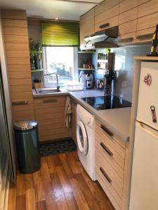 uma cozinha com máquina de lavar e secar roupa em Mobilhome 6 personnes Camping Oasis Village 5 étoiles em Puget-sur Argens