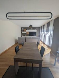 ein Esszimmer mit einem Holztisch und Stühlen in der Unterkunft Piso completo y moderno, Burgos in Burgos