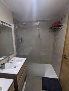 a bathroom with a shower and a sink and a toilet at Piso completo y moderno, Burgos in Burgos