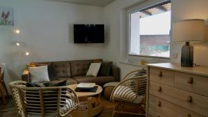 ein Wohnzimmer mit einem Sofa und einem Tisch in der Unterkunft Ferienhäuser Mittelhof in Bad Berleburg