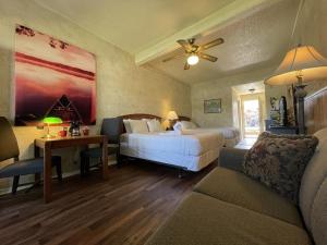 Llit o llits en una habitació de Mountain Harbor Queen Guest Room on Lake Ouachita