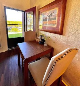 Zona d'estar a Mountain Harbor Queen Guest Room on Lake Ouachita