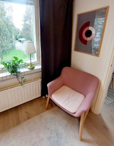 uma cadeira sentada num quarto com uma janela em Quiet studio - easy check-in, free parking & wifi em Rovaniemi