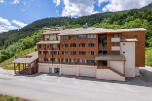 um edifício de apartamentos no lado de uma montanha em Studio de charme avec vue sur le Val d'Allos, parking et Wifi gratuit em Allos