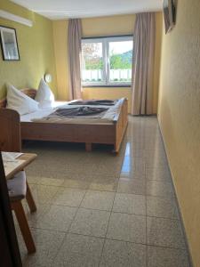 Postel nebo postele na pokoji v ubytování Hotel Eifeltor + 1 fotografie