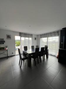 a dining room with a table and chairs at Chambre chez thomas in Glos-sur-Lisieux