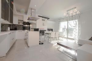Кухня или мини-кухня в Toroni Luxury Villas
