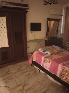 سرير أو أسرّة في غرفة في Elfahd