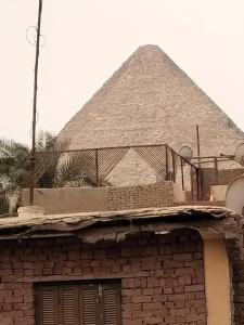 Elfahd في القاهرة: مبنى في خلفية الهرم