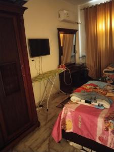 Elfahd في القاهرة: غرفة نوم بسرير وتلفزيون وطاولة