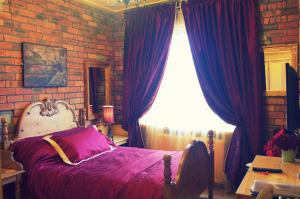 מיטה או מיטות בחדר ב-Crown House Suites