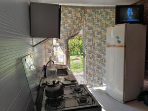 a kitchen with a stove and a refrigerator at Amor amor in San Luis