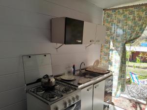 a kitchen with a stove and a sink at Amor amor in San Luis