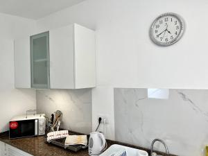 Kuchyň nebo kuchyňský kout v ubytování Modern Minimalist Studio with Essential Comfort