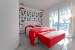 A bed or beds in a room at Oniro Luxury Villas