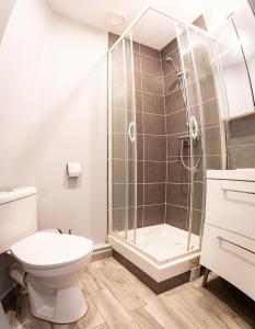 uma casa de banho com um WC e um chuveiro em Résidence Hera Paris Orly Aéroport em Villeneuve-le-Roi