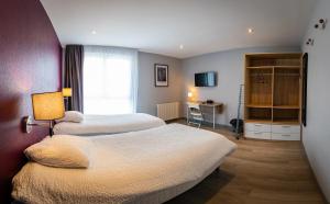 um quarto de hotel com duas camas e uma secretária em Résidence Hera Paris Orly Aéroport em Villeneuve-le-Roi