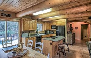 una cocina con armarios de madera y una mesa con sillas en Shasta Lake Luxury Log Cabin: Hot tub & Pool, en Lakeshore
