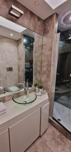 un baño con lavabo y bañera en Le Fornaci Guest House, en Roma