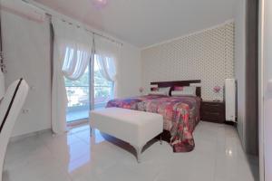 A bed or beds in a room at Oniro Luxury Villas