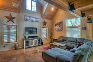 sala de estar con sofá y TV en Shasta Lake Luxury Log Cabin: Hot tub & Pool, en Lakeshore
