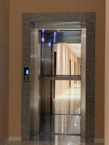 ティラナにあるHotel Kaloshiの廊下のある建物内のエレベーター